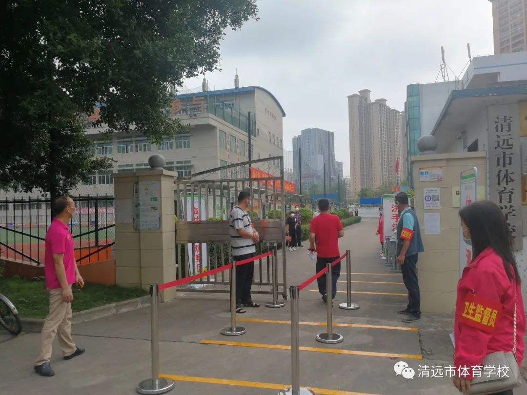 清遠市體育學校配套一臺5.5KW生活恒壓變頻給水裝置+方形不銹鋼水箱