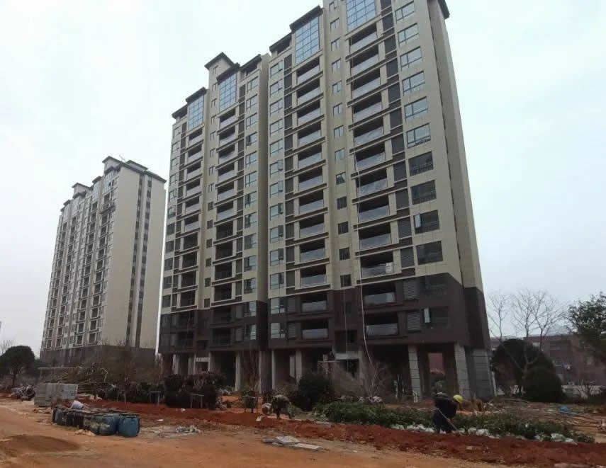 岳陽(yáng)市東大華城小區(qū)訂購(gòu)兩套全自動(dòng)無(wú)塔供水設(shè)備為中高區(qū)居民供水