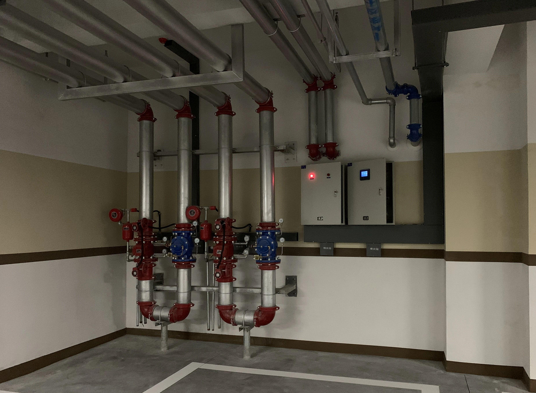 小區(qū)地下室水泵房自來水管道振動是什么原因？怎么解決？
